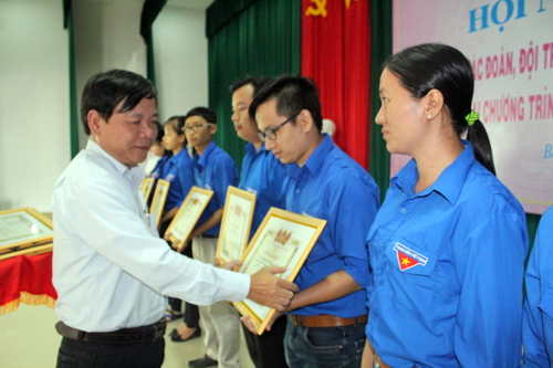 Trao Bằng khen cho các tập thể đạt thành tích xuất sắc trong công tác Đoàn và phong trào thanh niên trường học tỉnh Bến Tre năm học 2015 - 2016